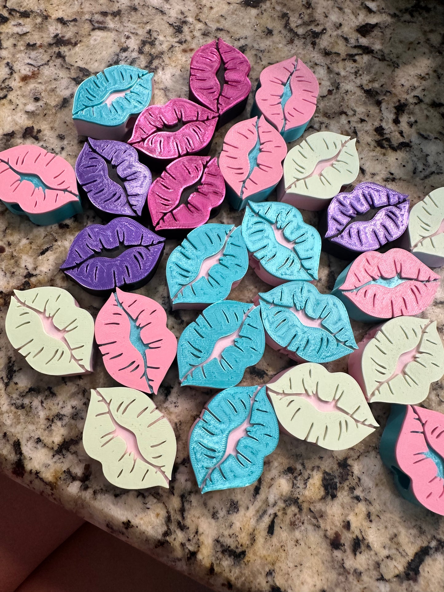 Hickey kiss straw topper